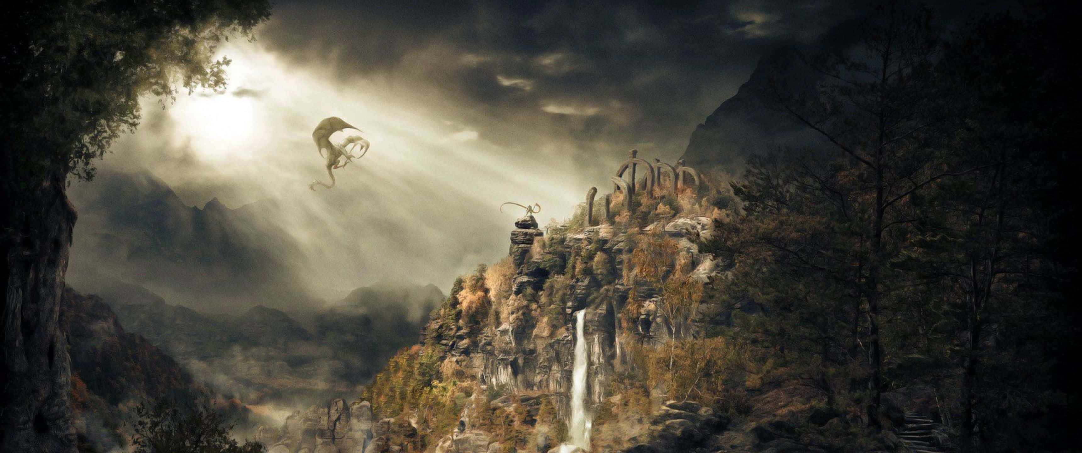 3440x1440p The Elder Scrolls V Skyrim 桌布 壁紙 — 一條雄偉的龍在暴風天空中翱翔，飛越霧氣籠罩的山谷，山谷中有瀑布和古代遺跡。