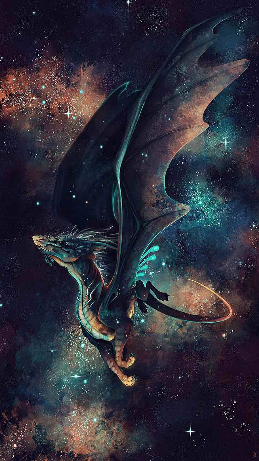 Galaxy Dragon 桌布 壁紙 — 一條雄偉的龍帶著發光的青綠色點綴，翱翔於充滿星星和旋轉星系的生動宇宙星雲中。