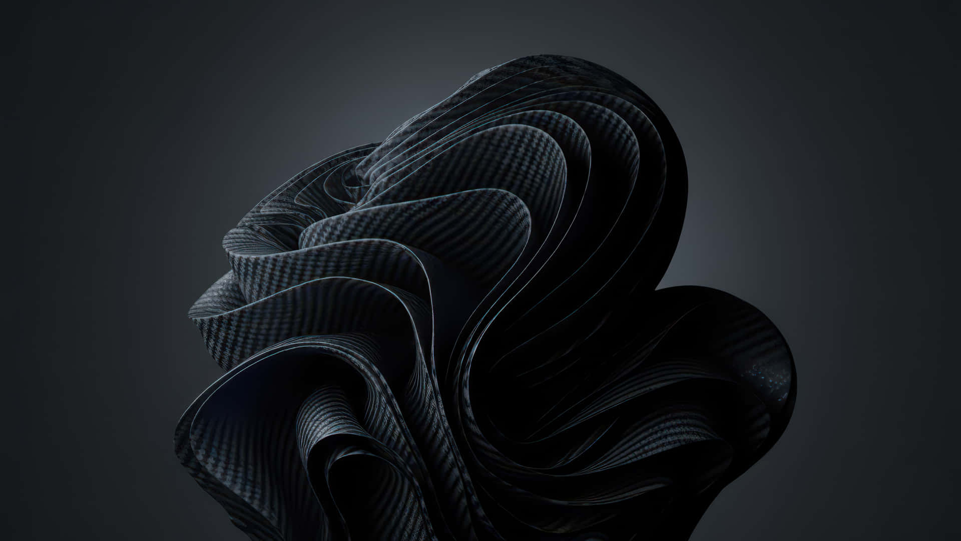 Black Carbon fiber Bloom modded wallpaper for desktop Enhancement, 壁紙 — 一條雕刻般的黑色碳纖維絲帶在深灰色漸變背景上以戲劇性的曲線旋轉。