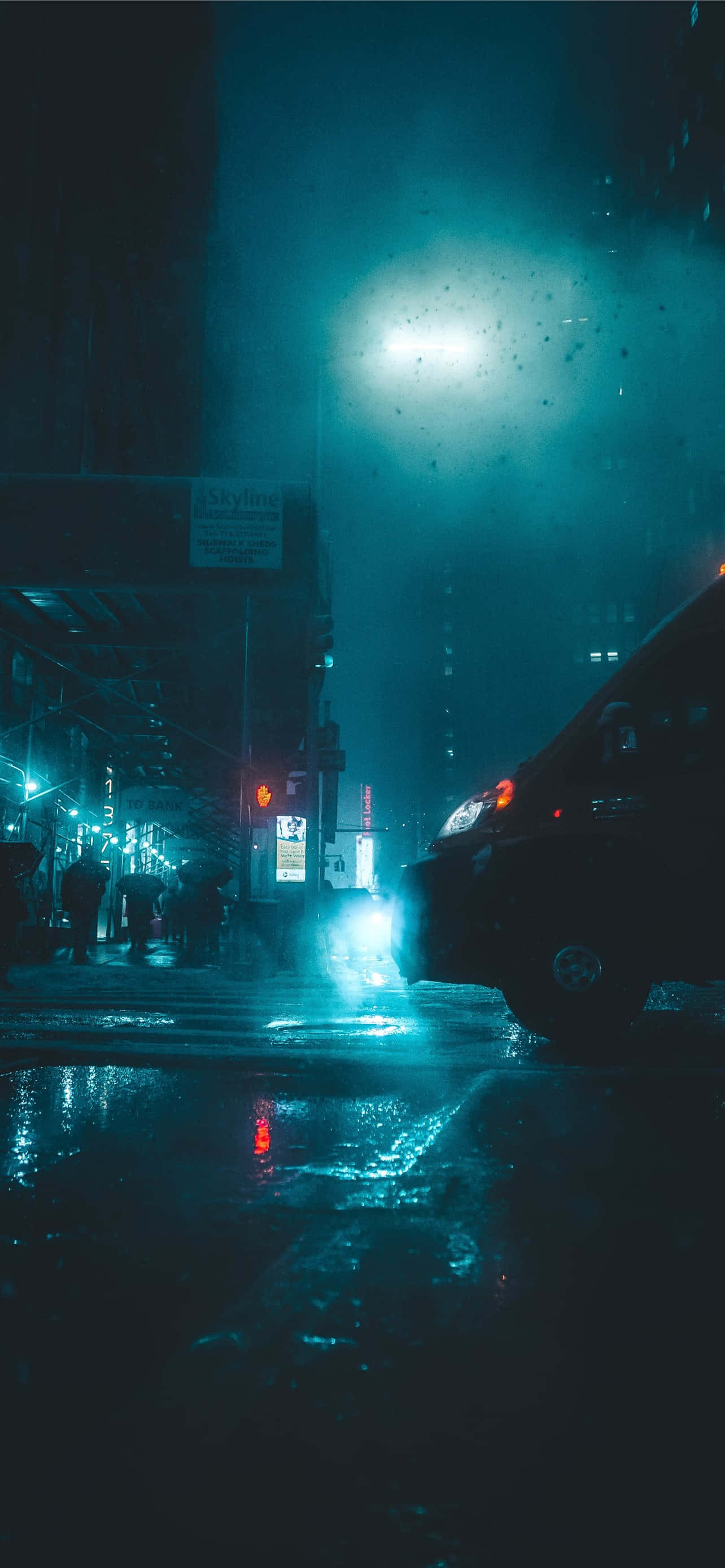 Night Aesthetic 桌布 壁紙 — 一條雨夜城市街道，沐浴在冷藍色燈光中，濕漉漉的路面反射著發光的霓虹招牌和汽車頭燈。