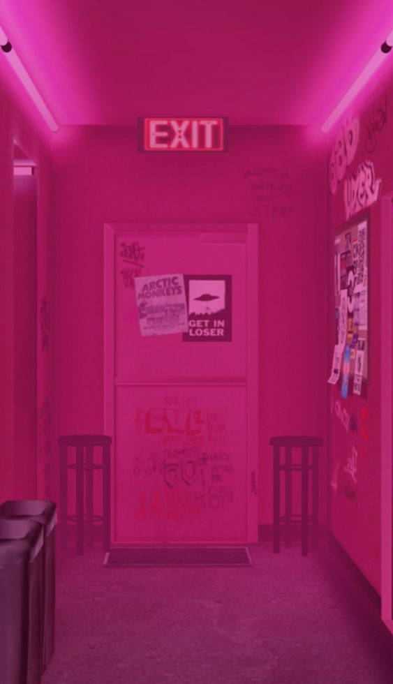 Pink Neon Aesthetic 桌布 壁紙 — 一條霓虹粉紅色的走廊，牆上佈滿塗鴉，門上貼滿貼紙和標籤，上方有出口標誌。
