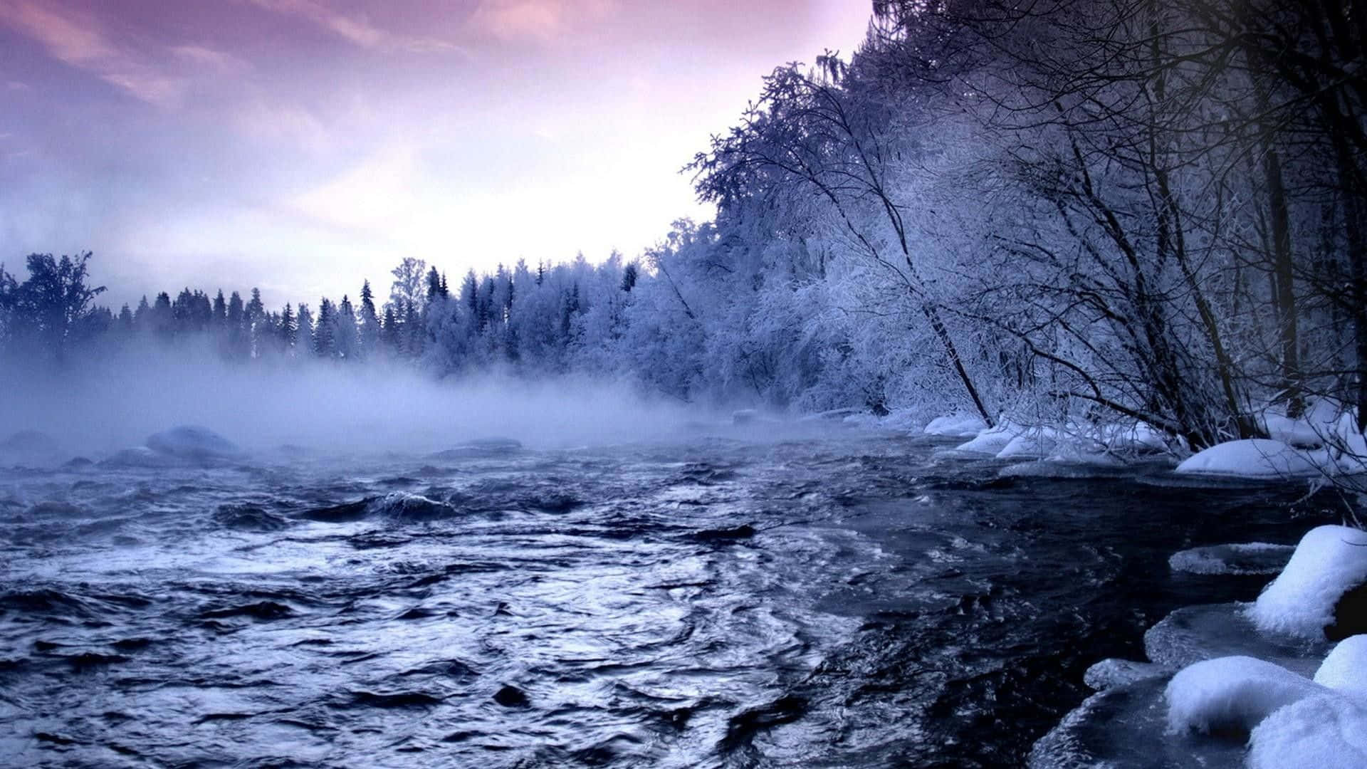 Seasonal 桌布 壁紙 — 一條霧氣瀰漫的冬日河流，在紫色暮色天空下流過白雪覆蓋的森林。