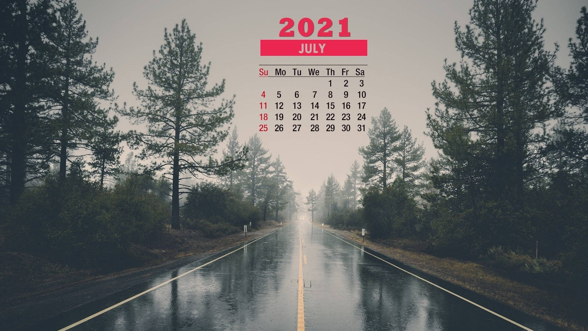 七月 桌布 壁紙 — 一條霧氣瀰漫的森林道路在雨中閃閃發光，2021年7月的日曆漂浮在樹木上方。