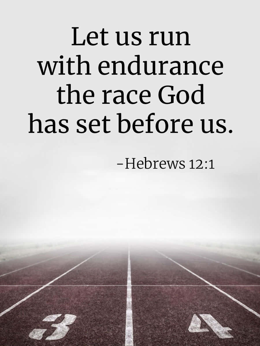 Encouraging Bible Verses 桌布 壁紙 — 一條霧氣瀰漫的跑道，3號和4號跑道在灰色天空下清晰可見，上面覆蓋著聖經希伯來書12章1節關於跑完上帝所定賽程的經文。