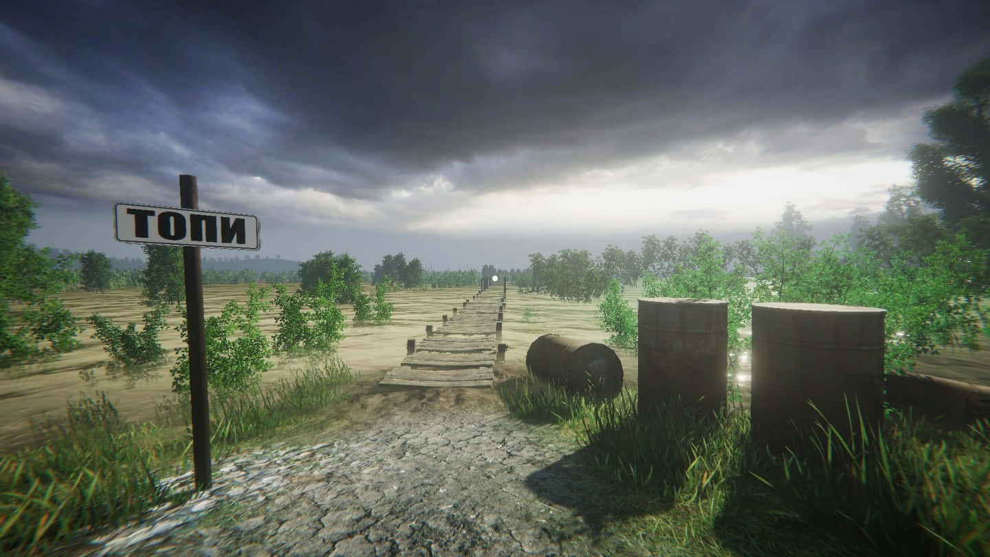 1440p Dayz 桌布 壁紙 — 一條風化的木頭小徑蜿蜒穿過霧氣瀰漫的田野，天空風暴來襲，前景有一個生鏽的桶和一個寫著「ТОПИ」的標誌。