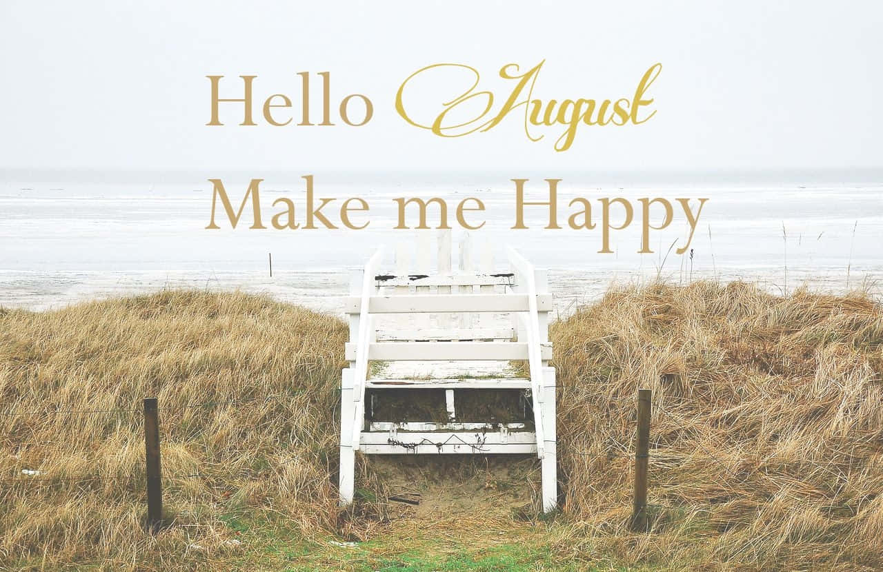 August 桌布 壁紙 — 一條風化的白色木樓梯通往平靜的大海，兩旁是金色的沙丘，天空多雲。