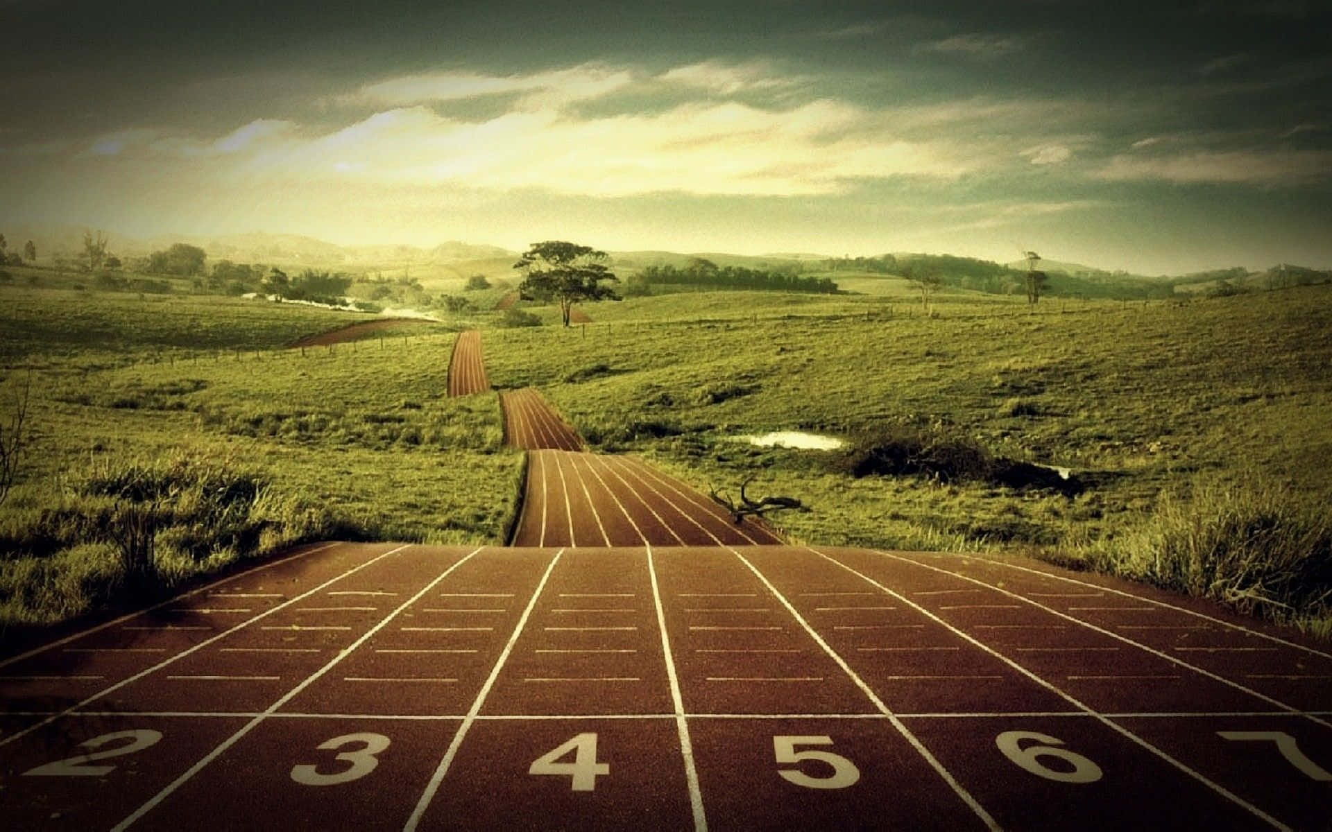 track 桌布 壁紙 — 一條風化的跑道在戲劇性的多雲天空下消失於廣闊的綠色田野中。