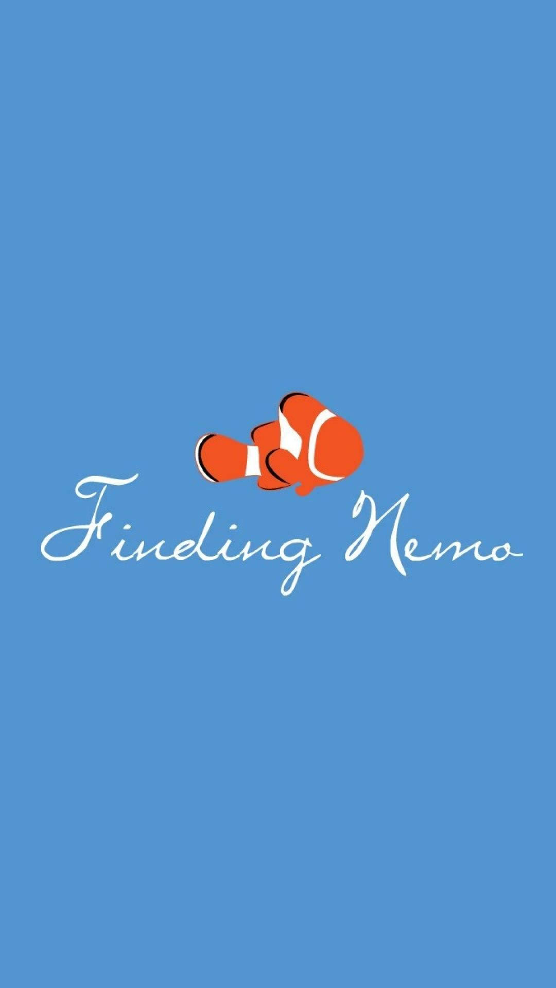 nemo 桌布 壁紙 — 一條風格化的橙色小丑魚帶有白色條紋，在純藍色背景上，游於斜體文字 'Finding Nemo' 上方。