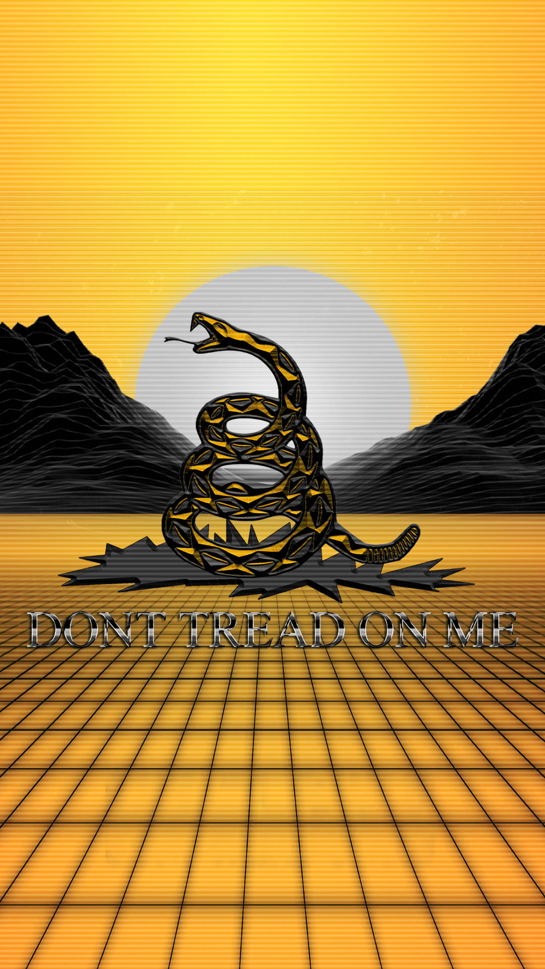 Gadsden Flag 桌布 壁紙 — 一條風格化的盤蛇，帶有幾何圖案，在黑暗山脈之間發光的黃色日落背景下，挑釁地站在網格上。