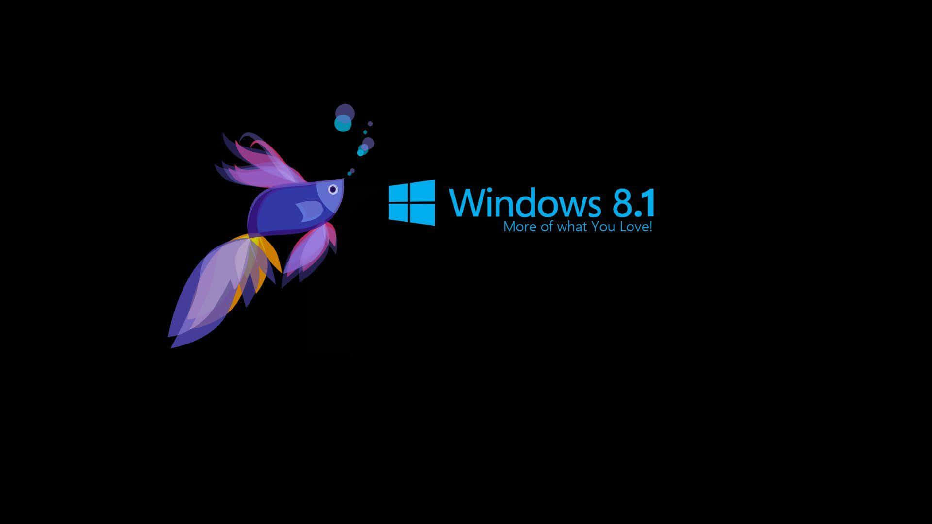 Windows 8 桌布 壁紙 — 一條風格化的紫色和藍色魚，帶有流動的鰭，在黑色背景上向左游動，旁邊是Windows 8.1標誌。