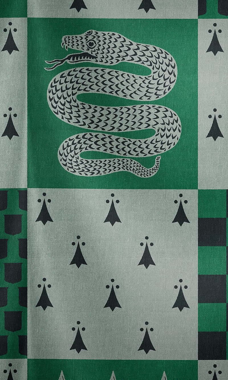 Slytherin Phone 桌布 壁紙 — 一條風格化的蛇帶有鱗片圖案，在綠色和灰色格紋壁紙中央盤繞，並有重複的黑色三角形圖案。