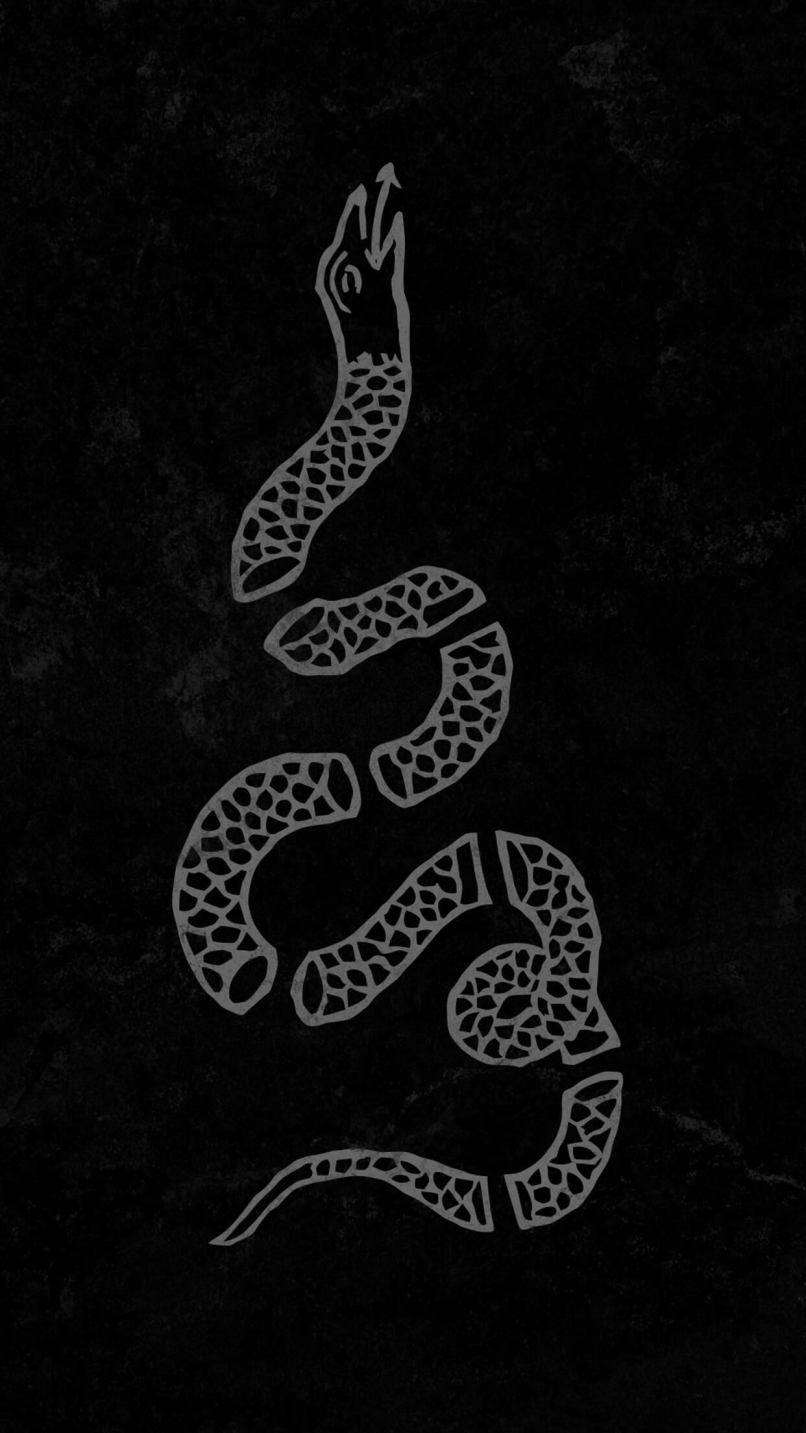 Gadsden Flag 桌布 壁紙 — 一條風格化的銀蛇，帶有幾何鱗片，在紋理黑色背景上向上盤繞。