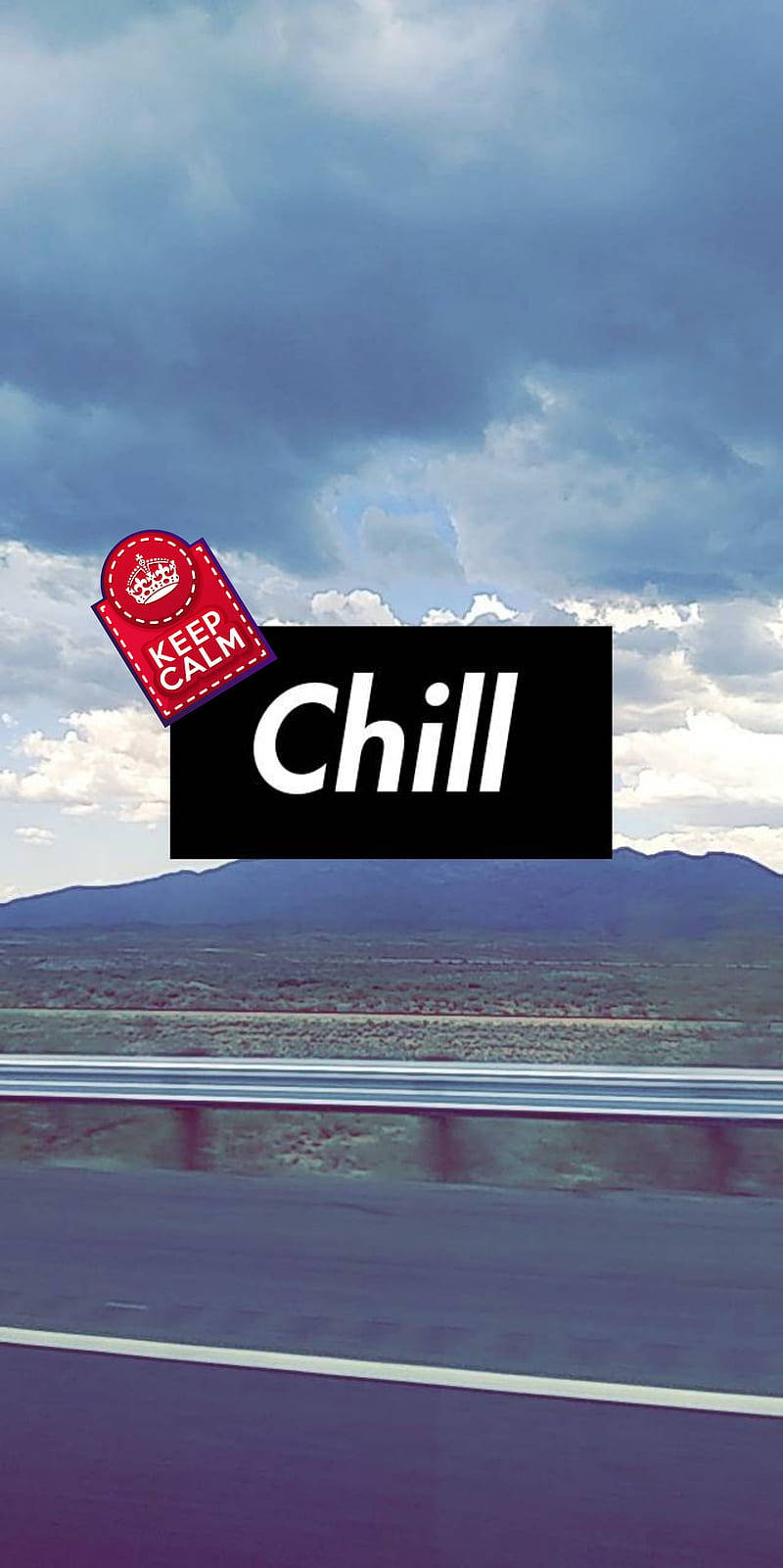 Chill 桌布 壁紙 — 一條高速公路在戲劇性的多雲天空下延伸向遠山，並帶有「Chill」圖形疊加。
