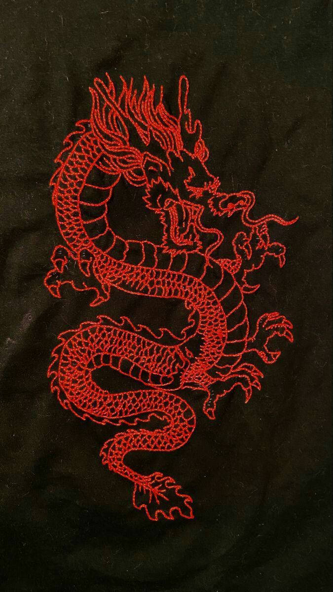 日式龍 桌布 壁紙 — 一條鮮紅色的刺繡龍在深色紋理布料背景上動態纏繞。