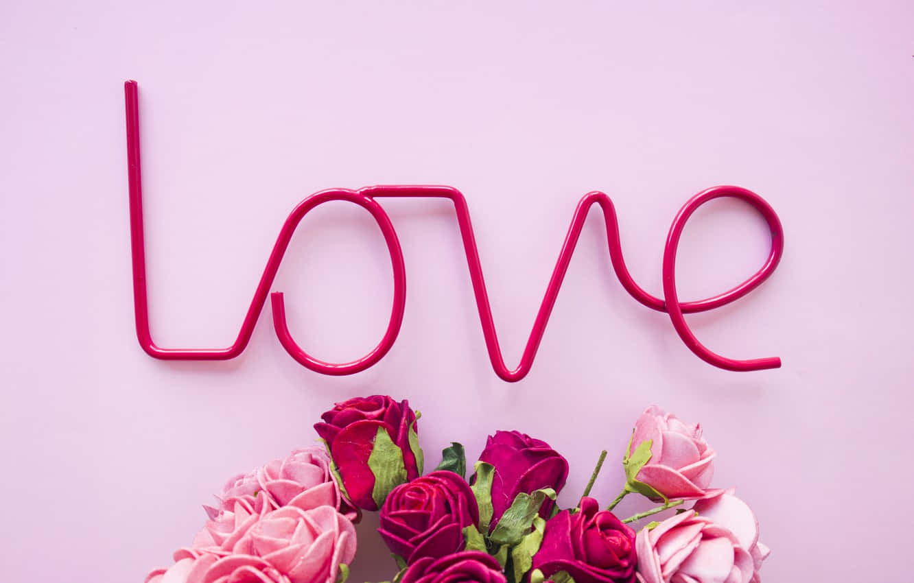 Pink Love 桌布 壁紙 — 一條鮮紅色的鐵線拼出 'love'，在粉紅和洋紅玫瑰花束上方拱起，背景是柔和的薰衣草色。