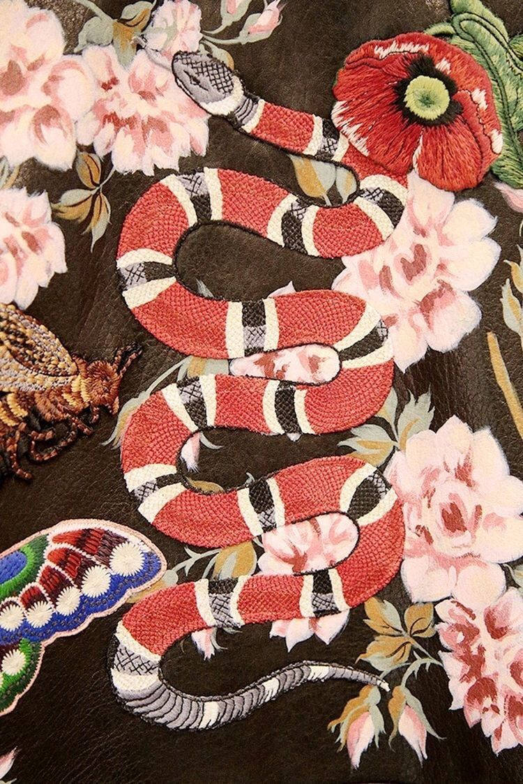 深色布料上被花朵和昆蟲包圍的刺繡蛇。 — Gucci 之家 壁紙