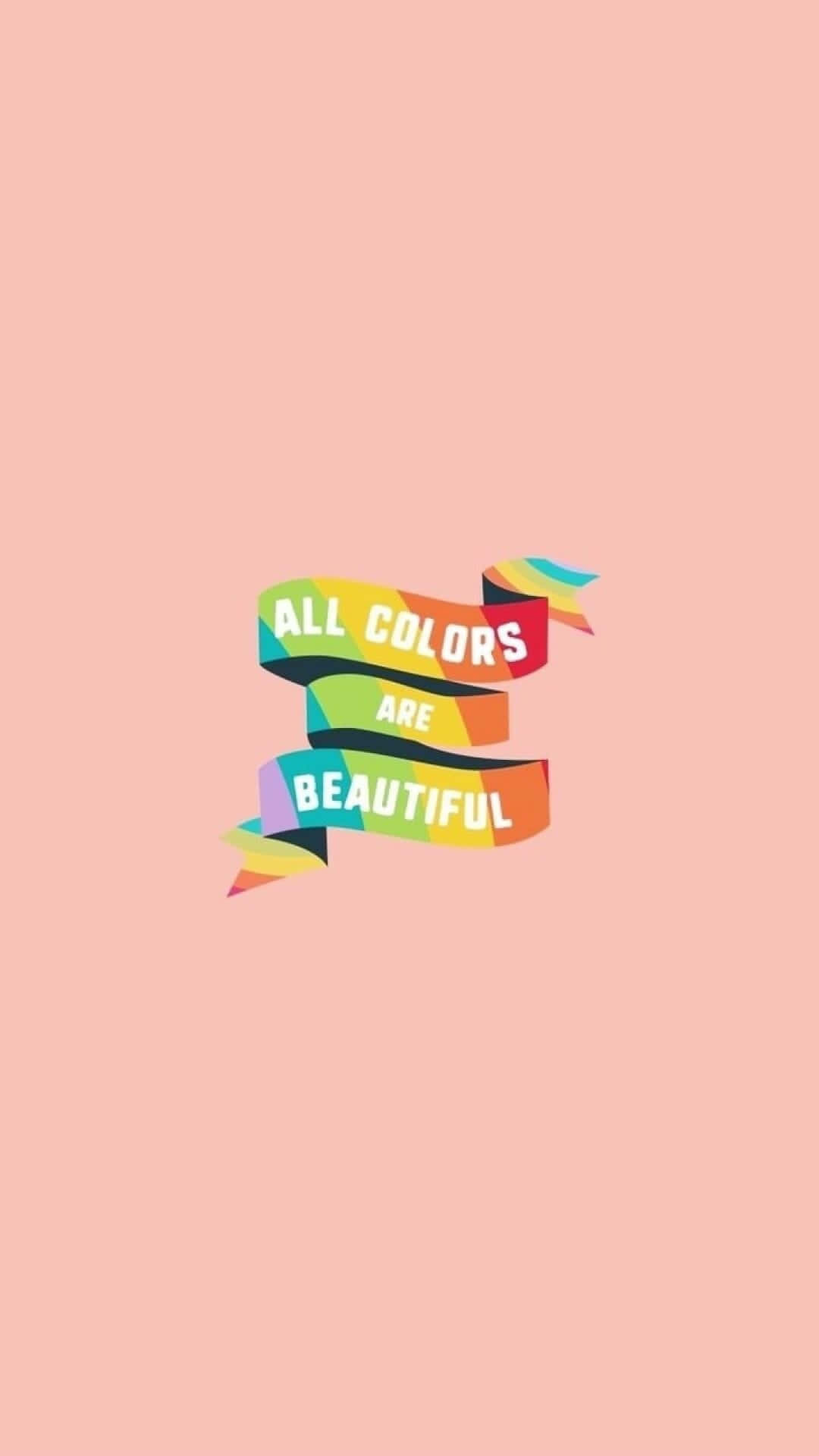 Aesthetic Lgbt Rainbow 桌布 壁紙 — 一條鮮豔的彩虹絲帶，上面寫著「所有顏色都是美麗的」，漂浮在柔和的桃色背景上。