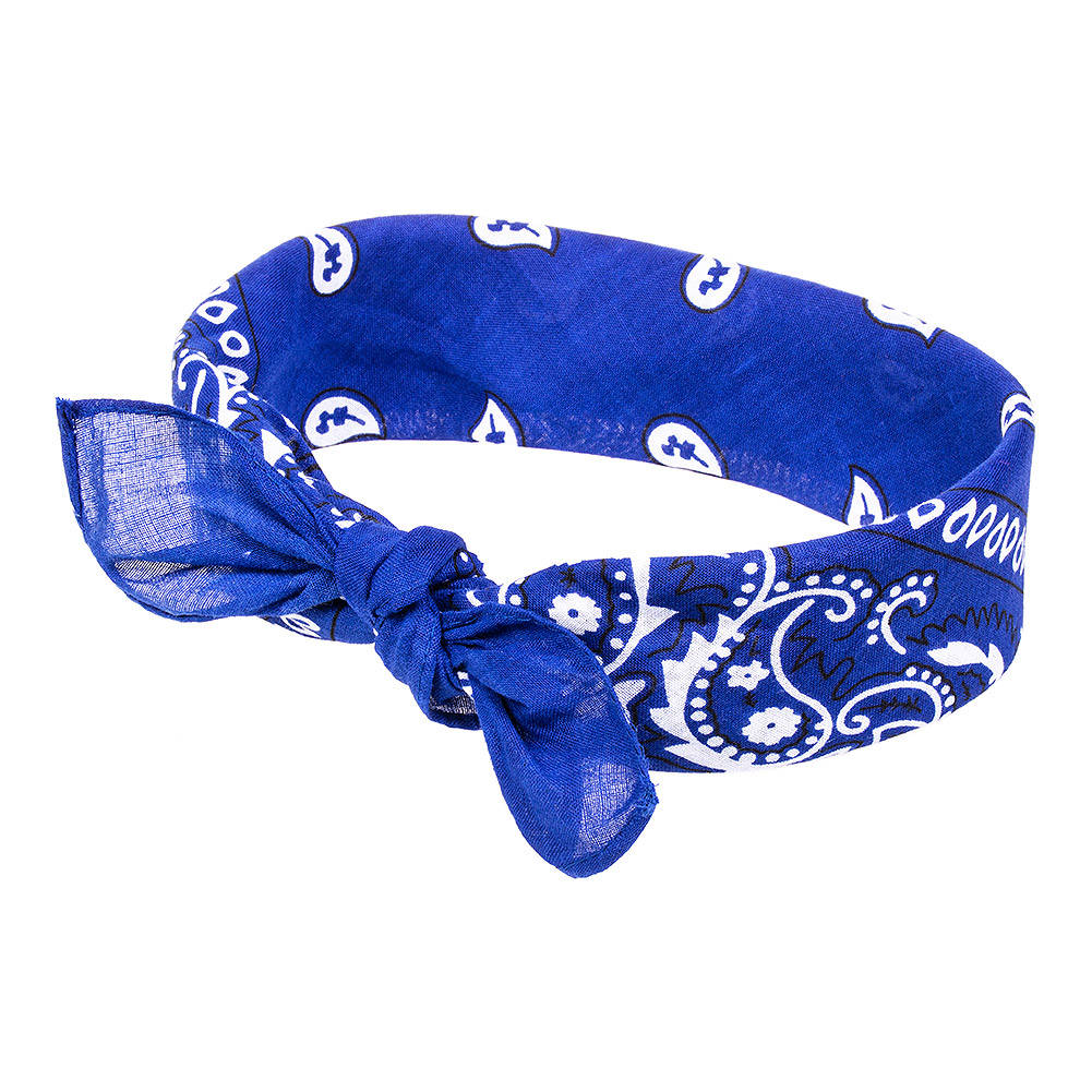 bandana 桌布 壁紙 — 一條鮮豔的皇家藍色頭巾，帶有白色佩斯利圖案，在潔白背景上打成蝴蝶結。