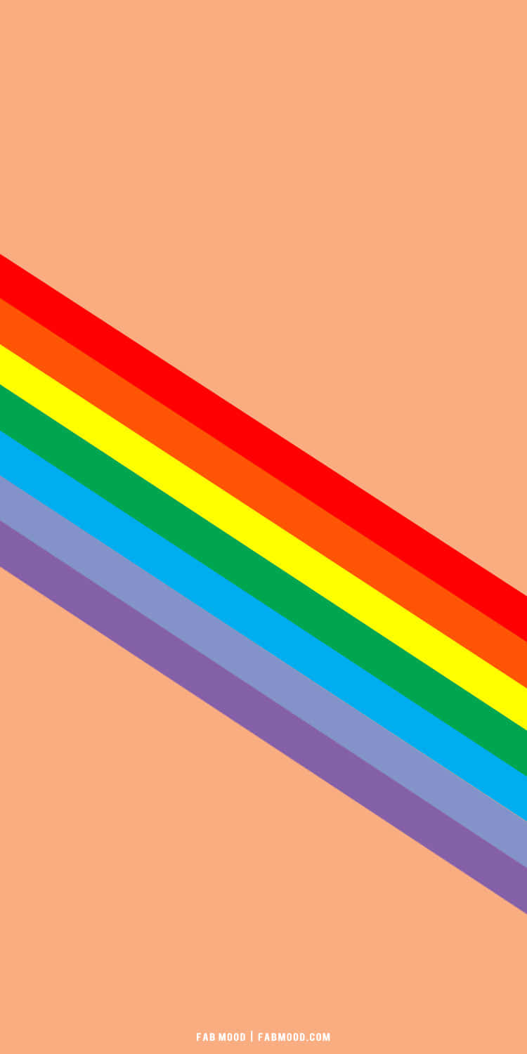 Aesthetic Lgbt Rainbow 桌布 壁紙 — 一條鮮豔色彩的對角彩虹條紋劃過柔和的蜜桃色背景。