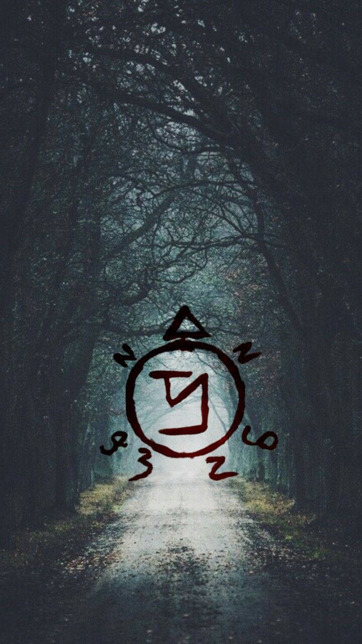 超自然 桌布 壁紙 — 一條黑暗的森林小徑通向一個在裸露樹木下濕地上用紅色繪製的發光符號。