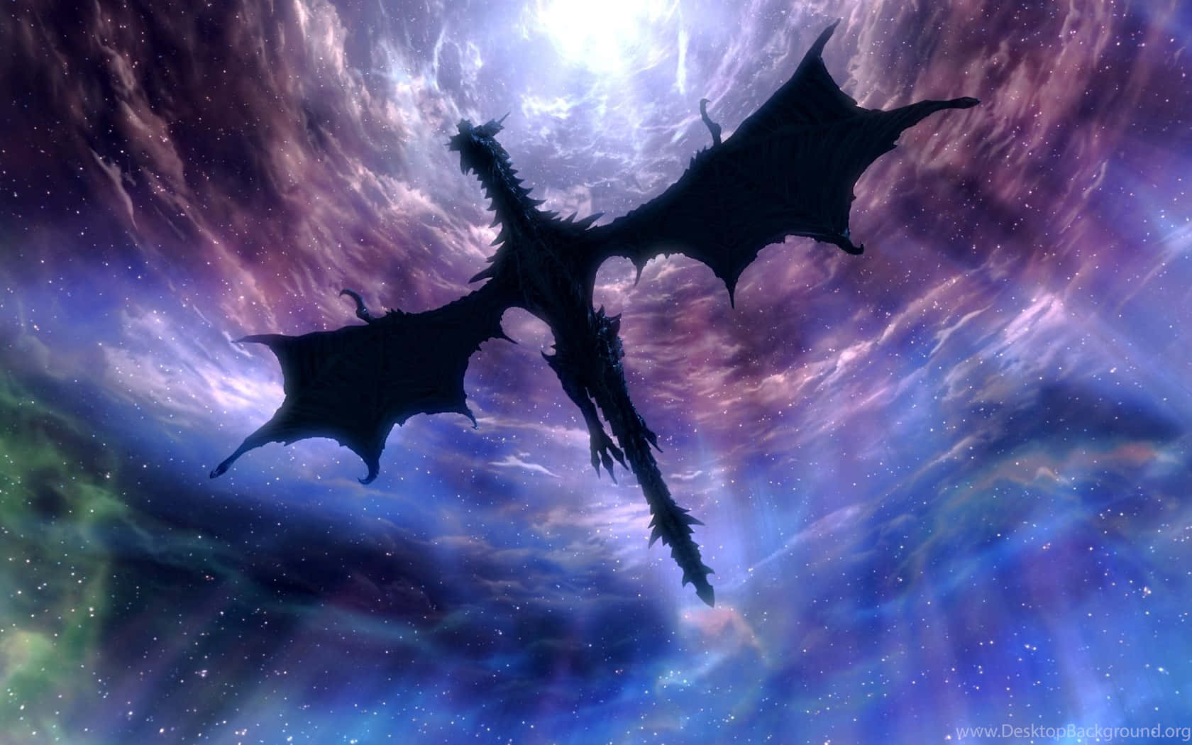 Skyrim Alduin 桌布 壁紙 — 一條黑暗的龍剪影在充滿紫色、藍色和綠色光芒的充滿活力的宇宙星雲中翱翔。