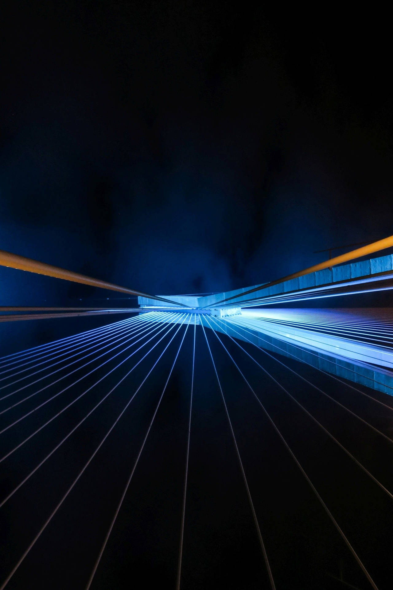 黑暗隧道中的霓虹藍色光條，營造出未來感的幾何圖案。