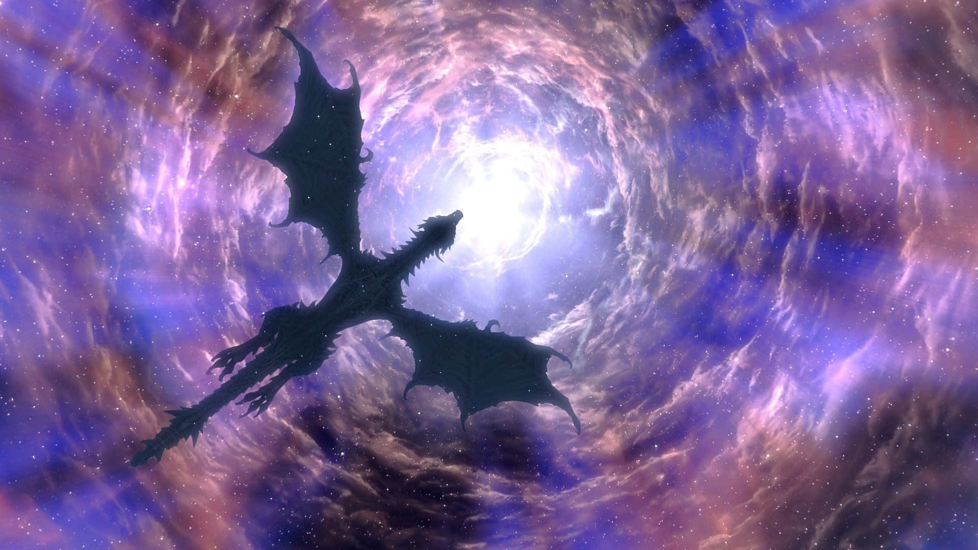 Skyrim Alduin 桌布 壁紙 — 一條黑色龍的剪影在旋轉的宇宙星雲中翱翔，散發著紫色和粉紅色的光芒。