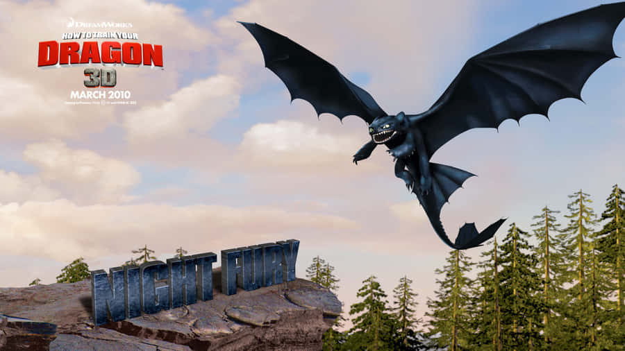 How To Train Your Dragon 4K 桌布 壁紙 — 一條黑龍在岩石懸崖上空翱翔，石頭上刻有「NIGHT FURY」字樣，背景是多雲的天空。