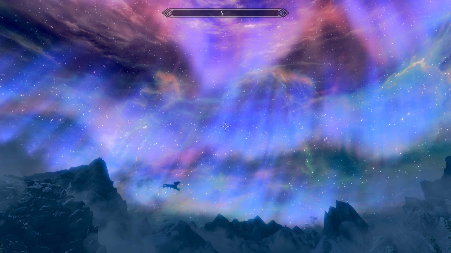 Sovngarde 桌布 壁紙 — 一條龍在充滿旋轉星雲和星星的鮮豔宇宙天空下翱翔，飛越白雪覆蓋的山峰。