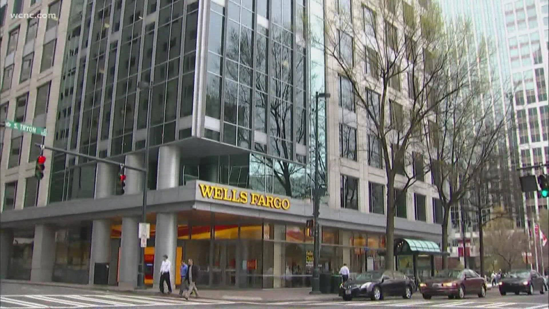 城市 桌布 壁紙 — 一棟 Wells Fargo 銀行大樓，玻璃外牆，行人正在十字路口穿過城市街道。