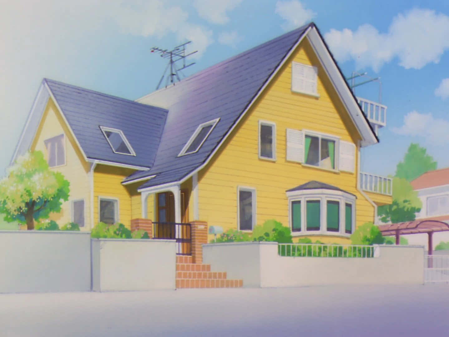 Cardcaptor Sakura 桌布 壁紙 — 一棟明亮的黃色兩層房屋，深色屋頂和白色飾邊，矗立在晴朗的藍天下，有蓬鬆的雲朵。