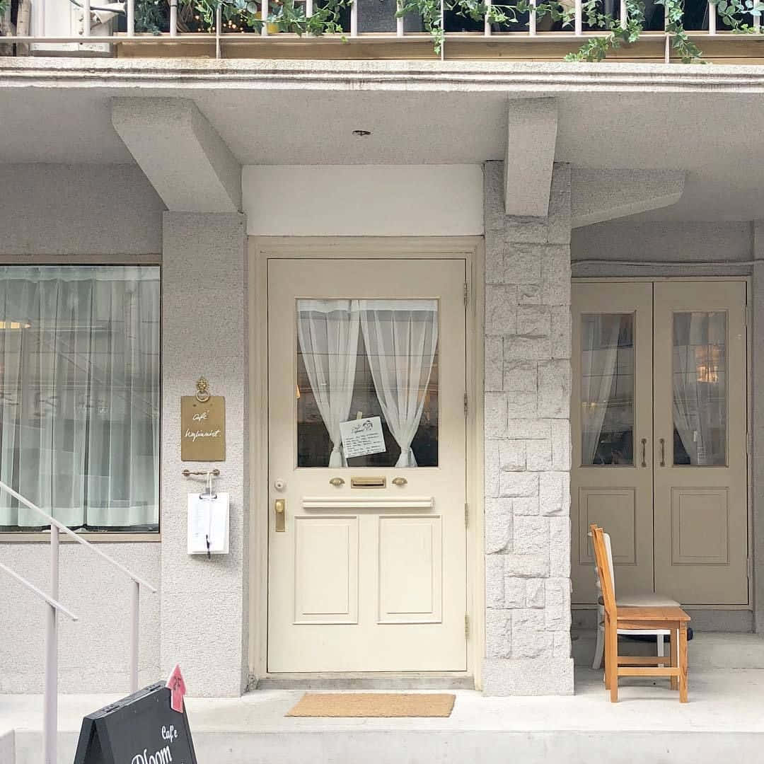 一棟有小門和長凳的小建築 壁紙
