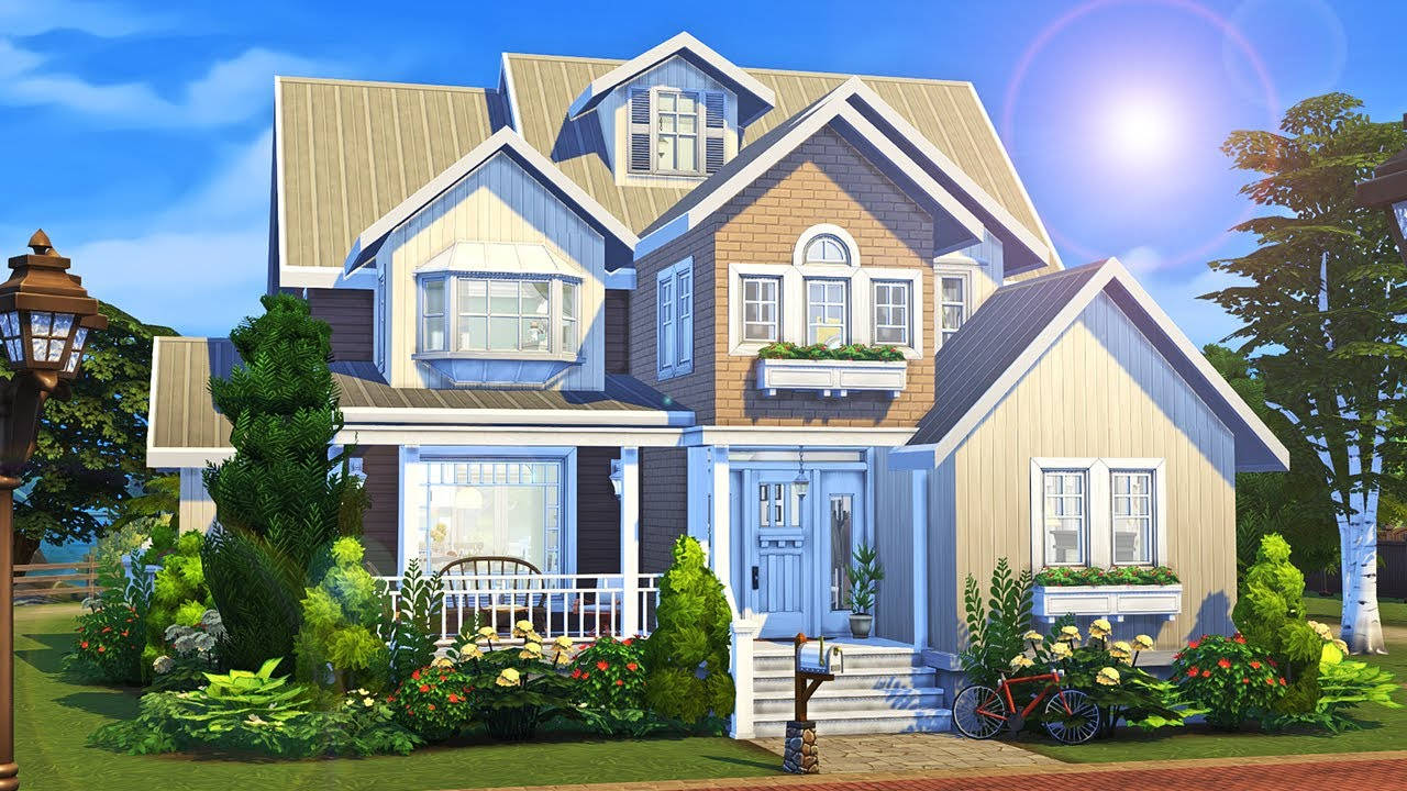 Big House 桌布 壁紙 — 一棟迷人的兩層房屋，米色和棕色牆板，白色飾邊，在明亮的陽光下有一個充滿活力的花園。