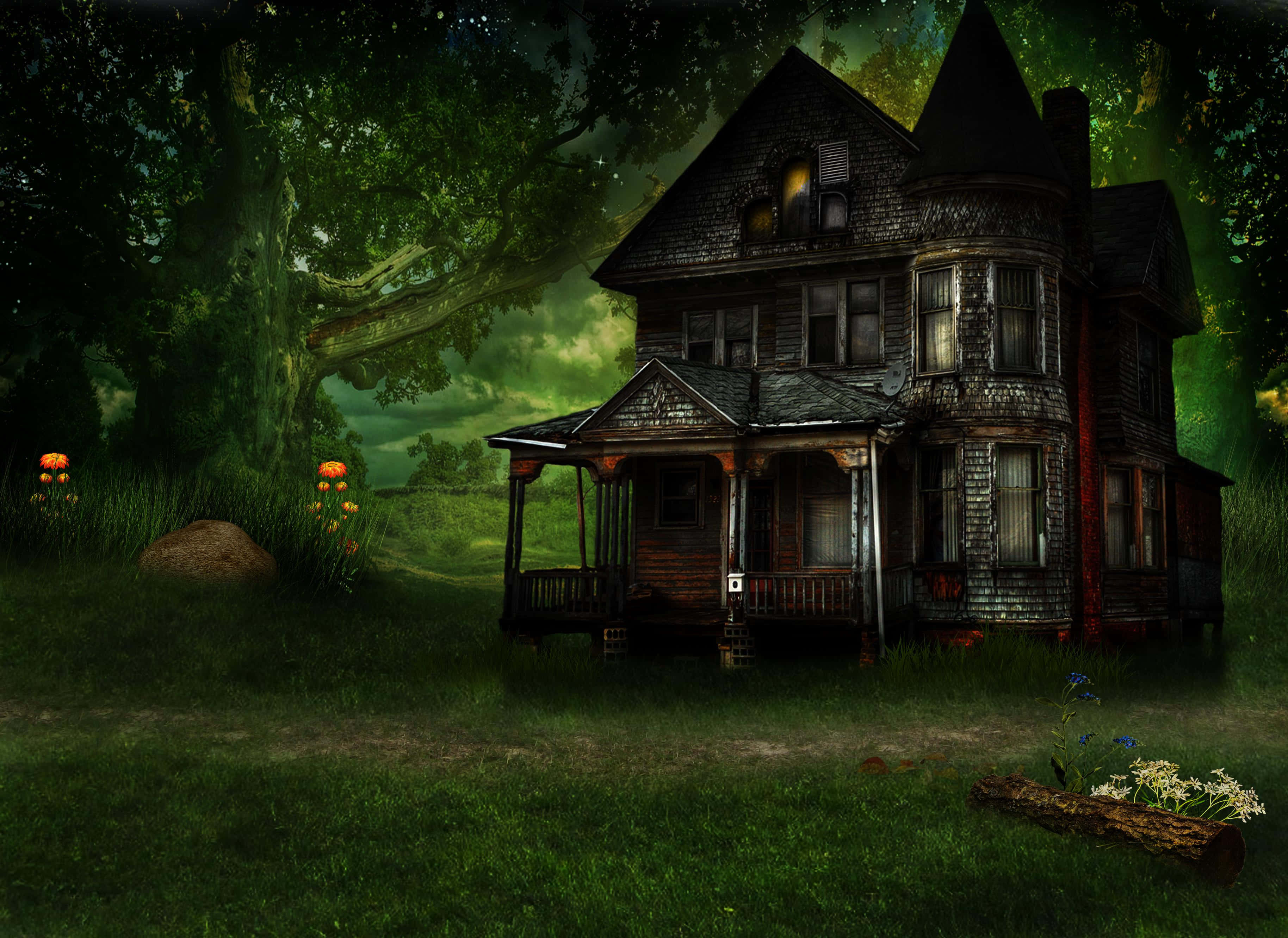 Haunted House 桌布 壁紙 — 一棟陰森的維多利亞式房屋，窗戶發著光，夜晚獨自矗立在深綠色的森林中。