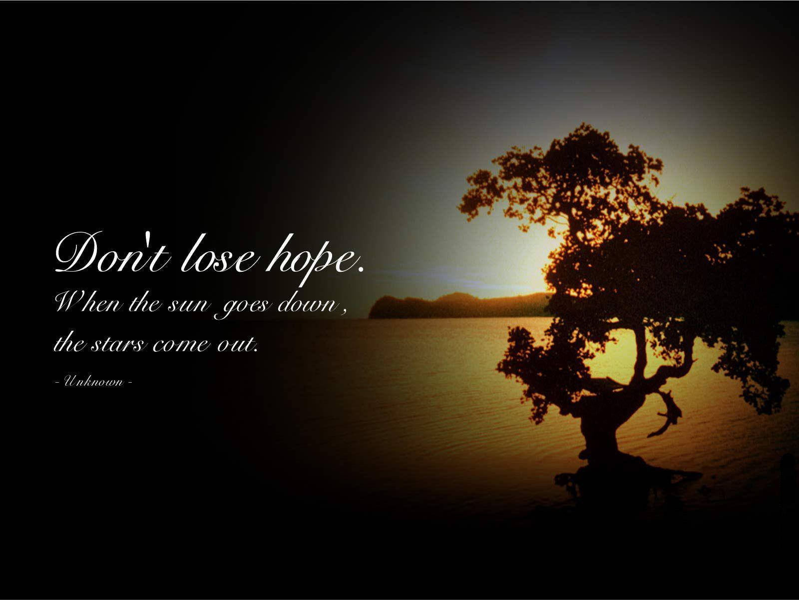 Inspirational Quotes 桌布 壁紙 — 一棵孤樹在平靜水面上金色夕陽的襯托下形成剪影，並疊加了一句鼓舞人心的名言。
