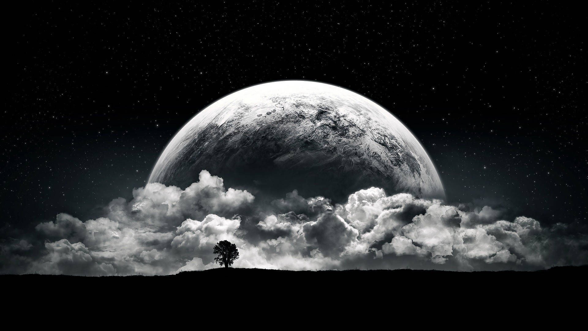 太空人 桌布 壁紙 — 一棵孤樹的剪影矗立在山丘上，下方是巨大行星在戲劇性的雲層之上升起，背景是繁星點點的夜空。