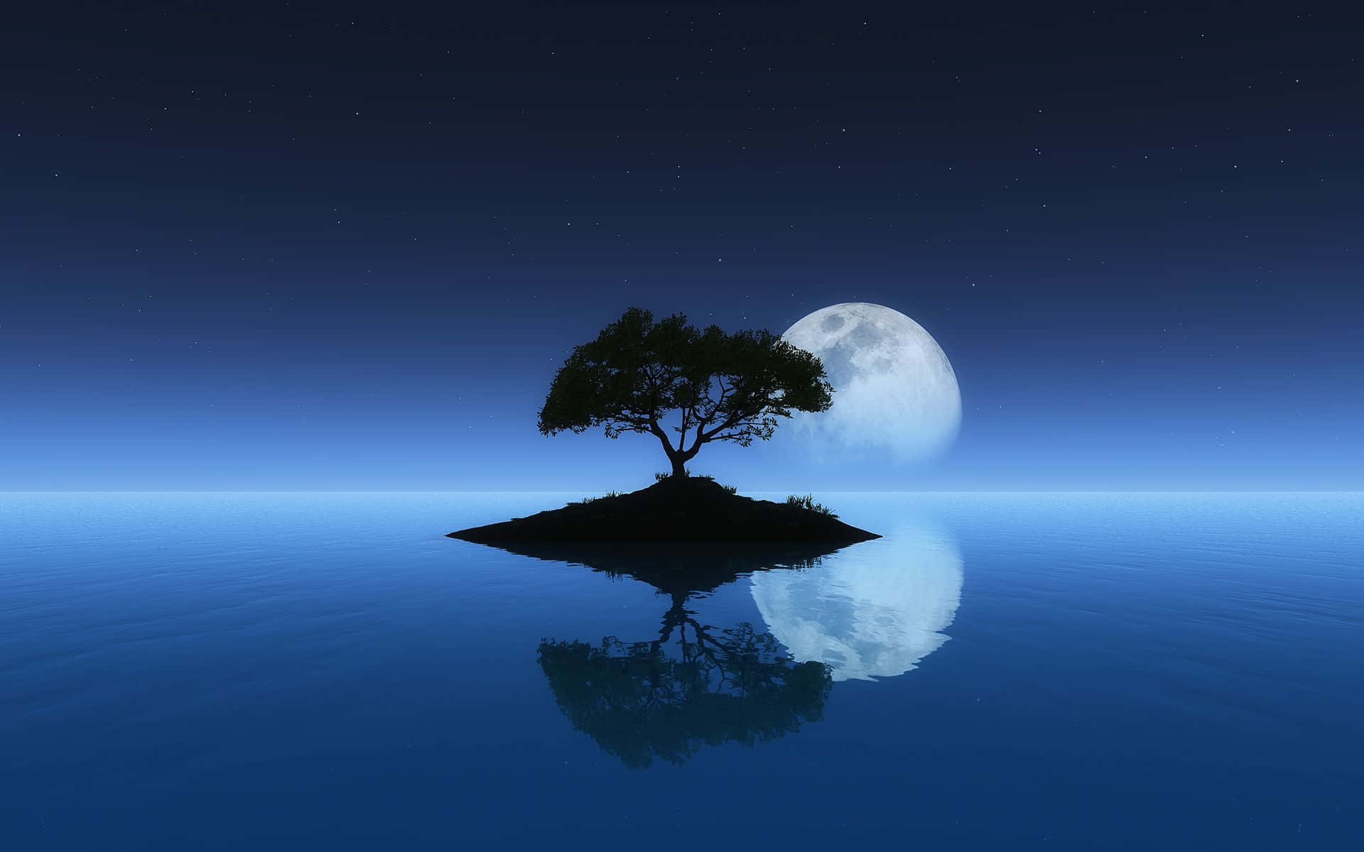 Calming Desktop 桌布 壁紙 — 一棵孤樹矗立在小島上，滿月完美地倒映在星空下平靜的藍色海水中。