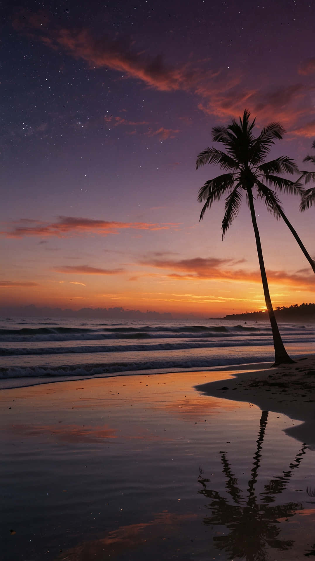 Stunning Tropical Beach Sunset with Palm Tree Reflection 壁紙 — 一棵孤獨的棕櫚樹在充滿活力的暮色天空下形成剪影，星星在平靜的海洋上空浮現，海洋反射出火熱的橙色和紫色色調。