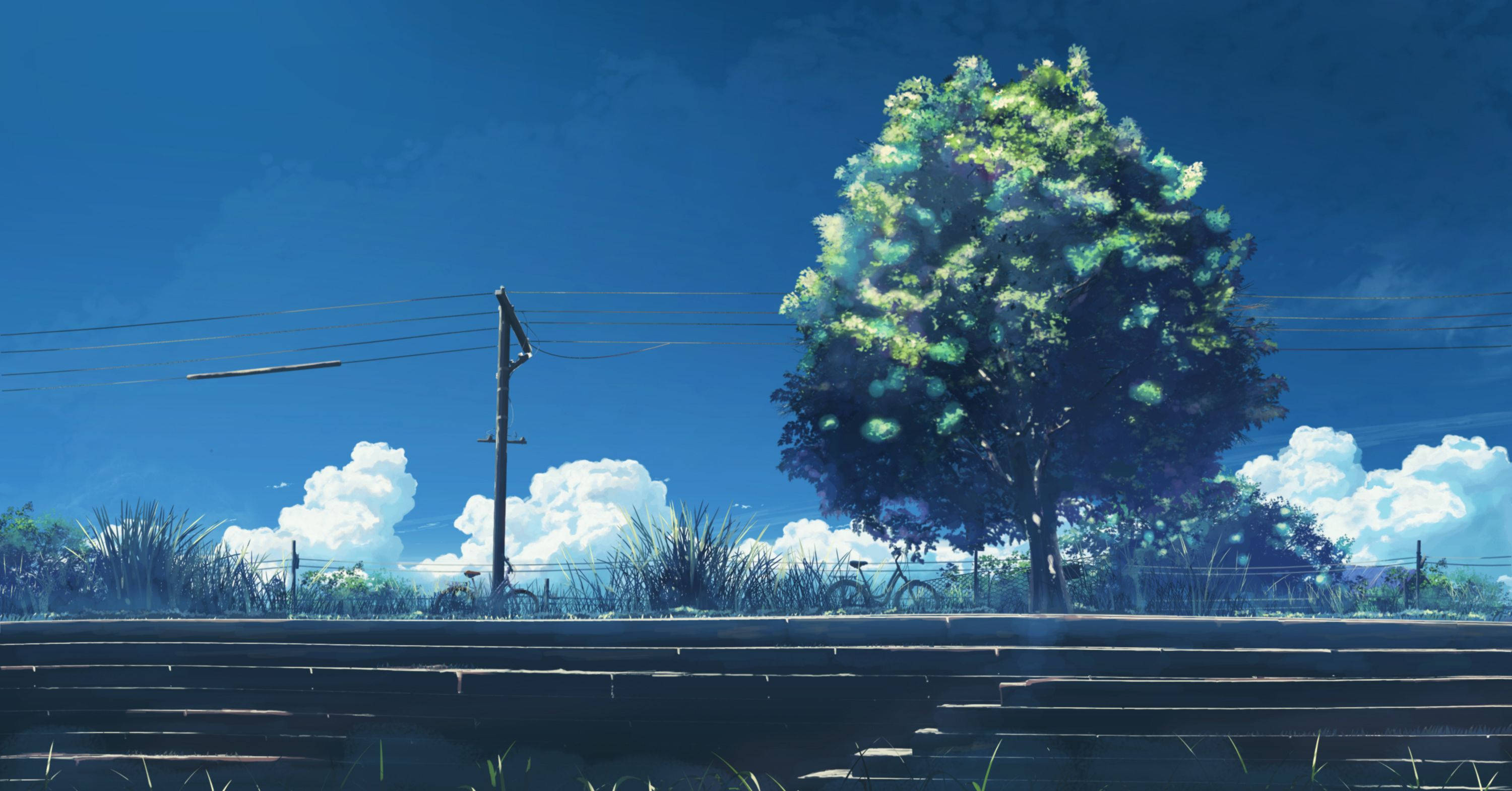 Anime Scenery 4K 桌布 壁紙 — 一棵孤獨的樹，長著發光的綠葉，站在鐵路軌道旁，天空湛藍，白雲蓬鬆。