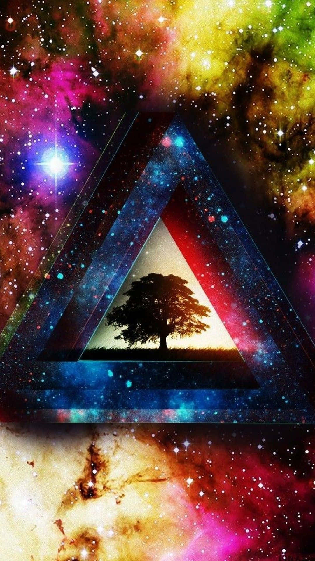桌布 壁紙 — 一棵孤獨的樹木剪影矗立在發光的三角形內，周圍環繞著充滿星星和旋轉色彩的 vibrant 宇宙星雲。