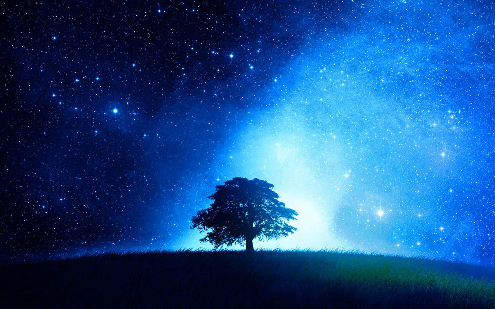 Beautiful Star 桌布 壁紙 — 一棵孤獨的樹的剪影矗立在長滿草的山丘上，下方是廣闊的星空夜空，散發著宇宙藍光。