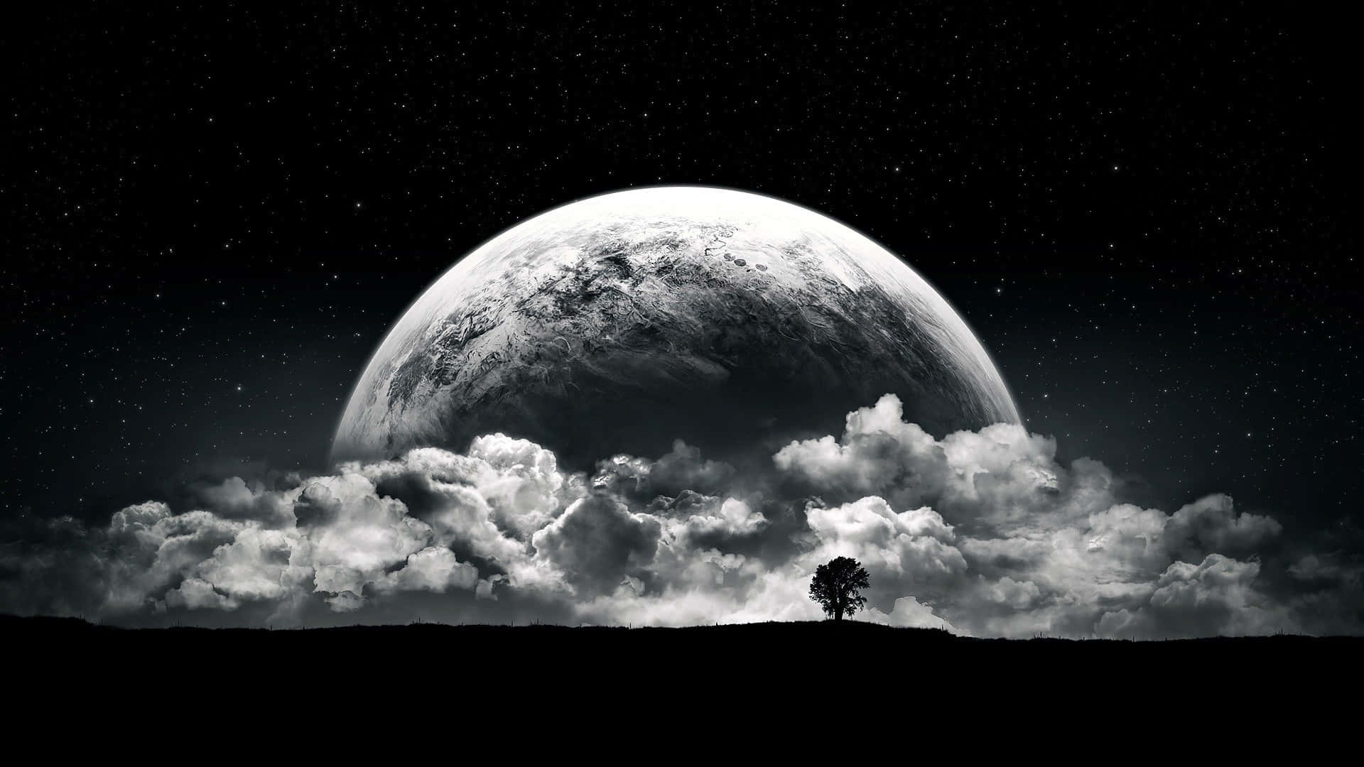 Black And White Cloud 桌布 壁紙 — 一棵孤獨的樹矗立在山丘上，下方是巨大的行星，在繁星點點的夜空中從戲劇性的雲層上方升起。