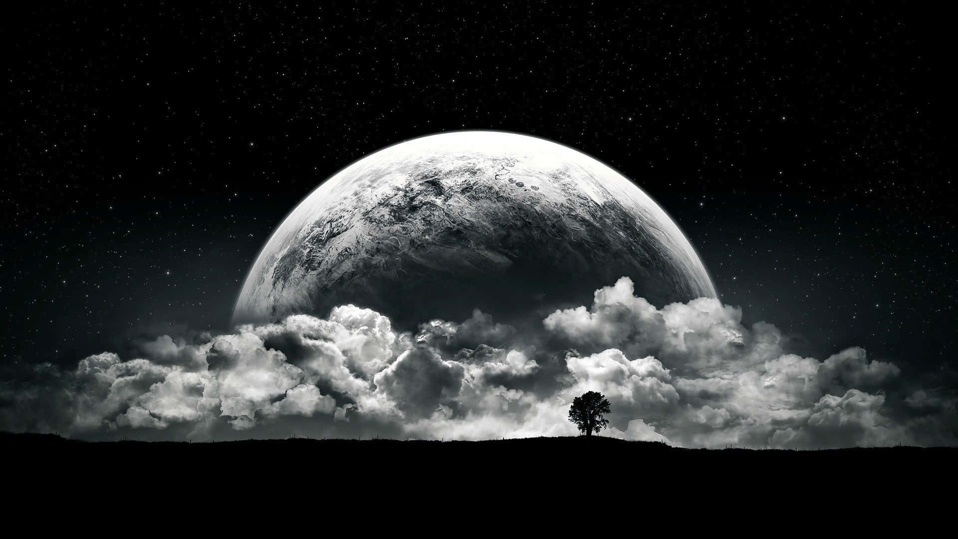 黑夜 桌布 壁紙 — 一棵孤獨的樹矗立在山丘上，下方是巨大的行星，在戲劇性的雲層之上，襯著繁星點點的夜空升起。