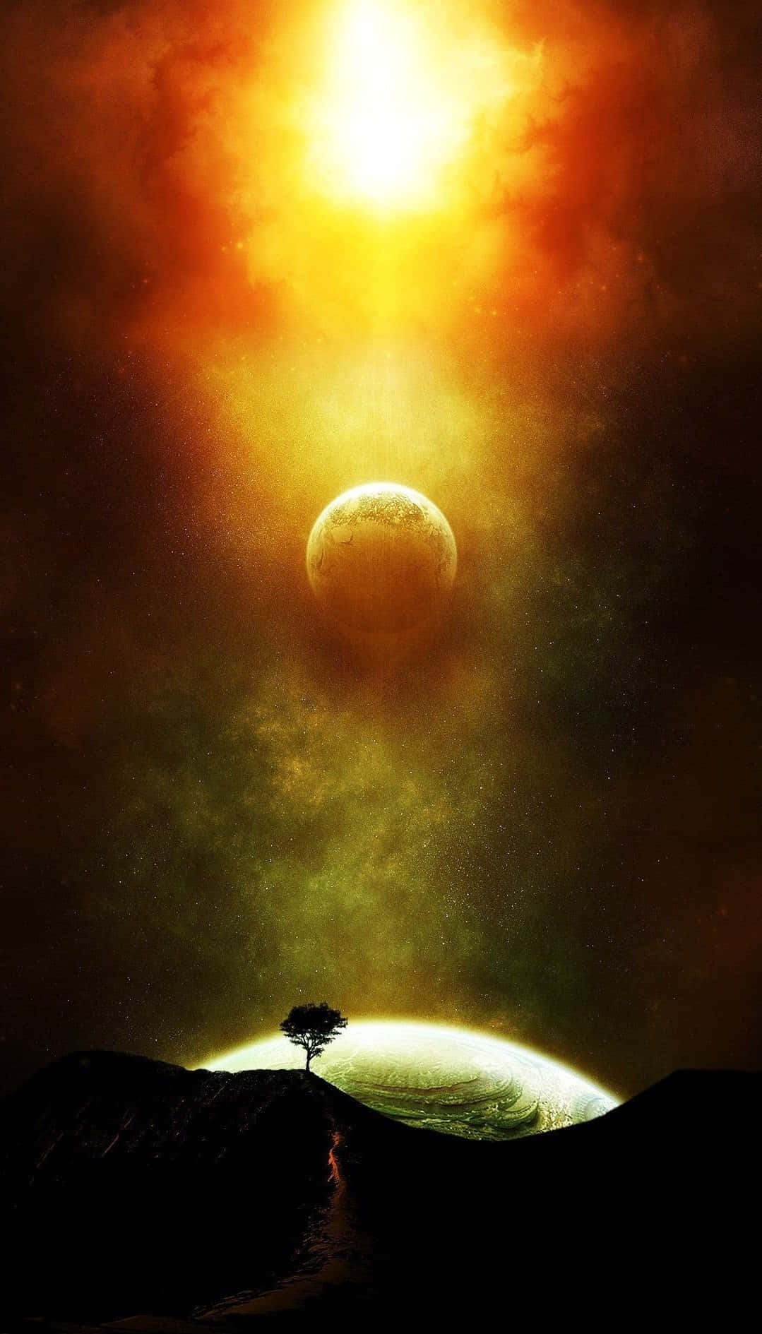 外太空 桌布 壁紙 — 一棵孤獨的樹矗立在山丘上，下方是發光的太陽，上方是繁星點點的橙色和綠色天空中漂浮著一顆行星。