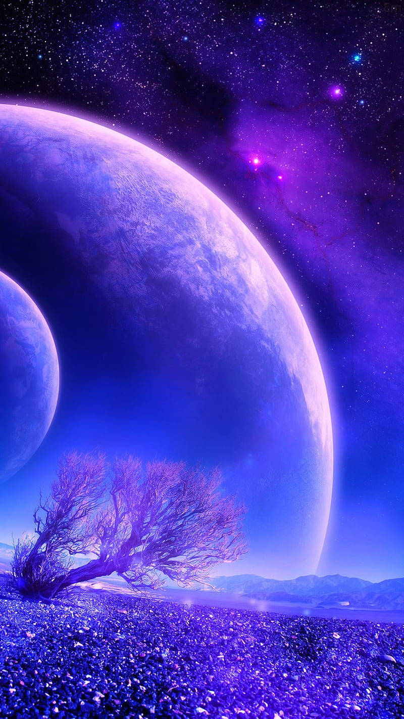 dreamy 桌布 壁紙 — 一棵孤獨的紫色樹木矗立在閃閃發光的外星行星上，下方是廣闊的紫色星雲和雙月。