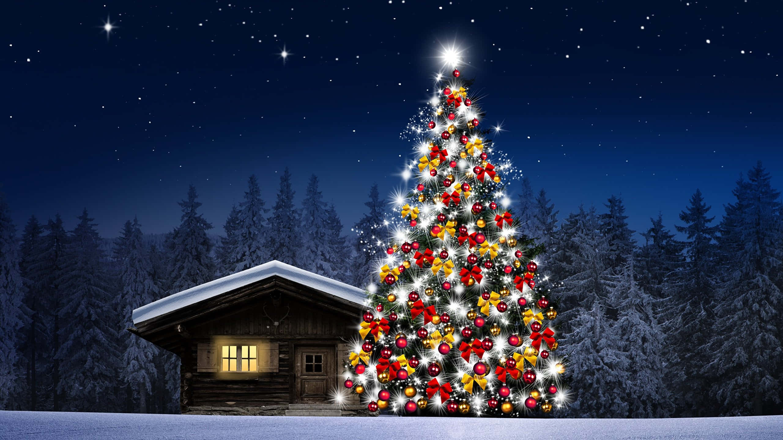 1920x1080 HD Christmas 桌布 壁紙 — 一棵明亮照明的聖誕樹，裝飾著紅色、金色和白色的飾物，矗立在積雪的木屋旁，在繁星點點的冬夜天空下。