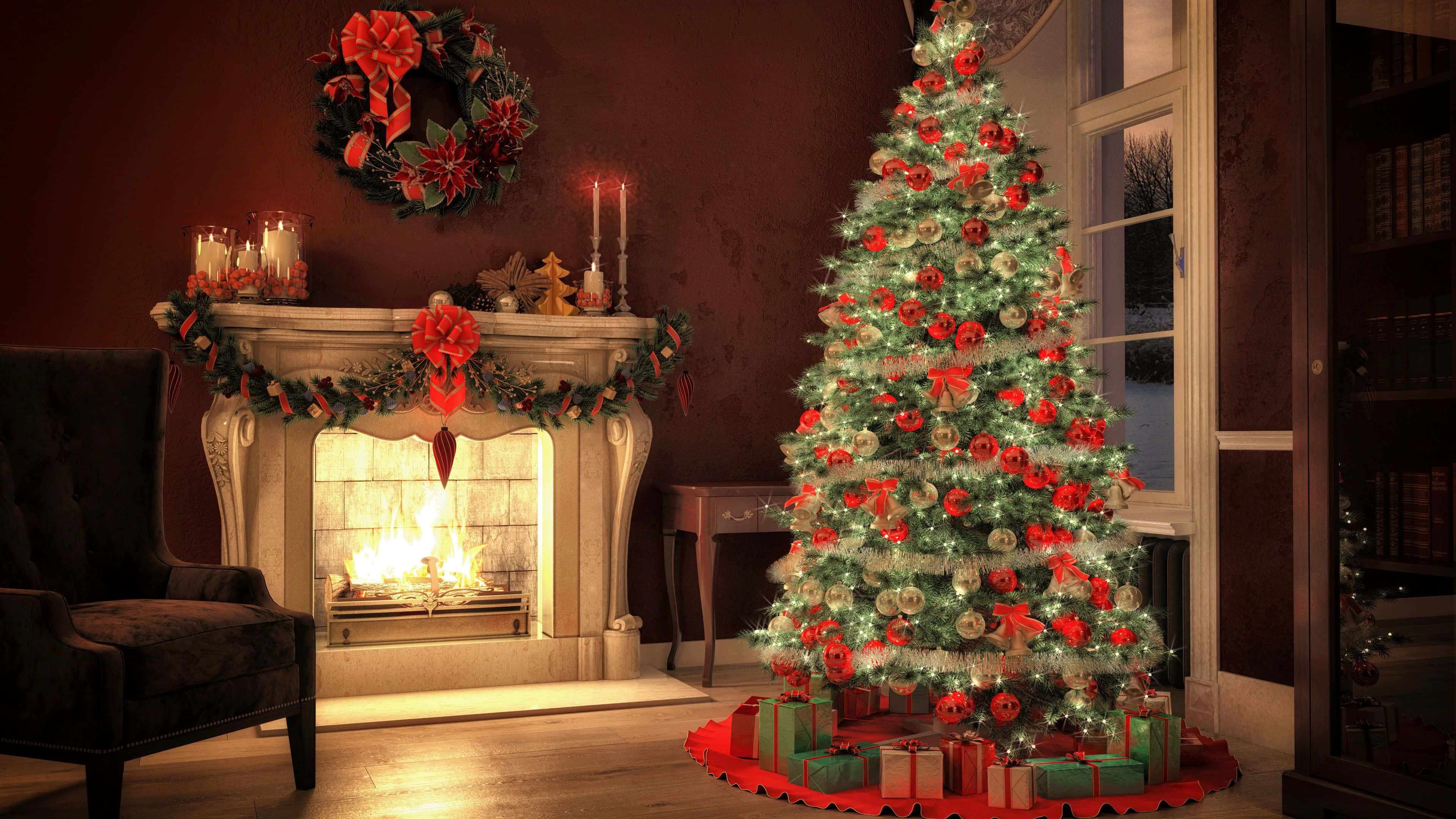 Christmas Fireplace 桌布 壁紙 — 一棵溫暖照亮的聖誕樹，裝飾著紅色蝴蝶結和燈飾，矗立在噼啪作響的壁爐旁，位於舒適的客廳中。