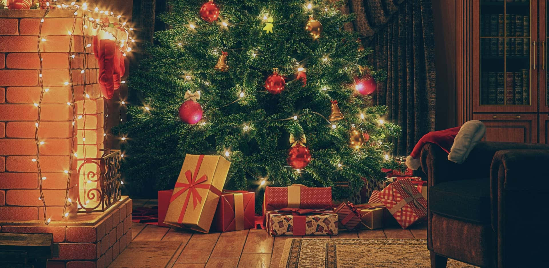 動漫聖誕 桌布 壁紙 — 一棵溫暖照明的聖誕樹，裝飾著紅色飾物和閃爍的燈光，站在磚砌壁爐旁，掛著聖誕襪，周圍是包裝好的禮物，在舒適的客廳中。