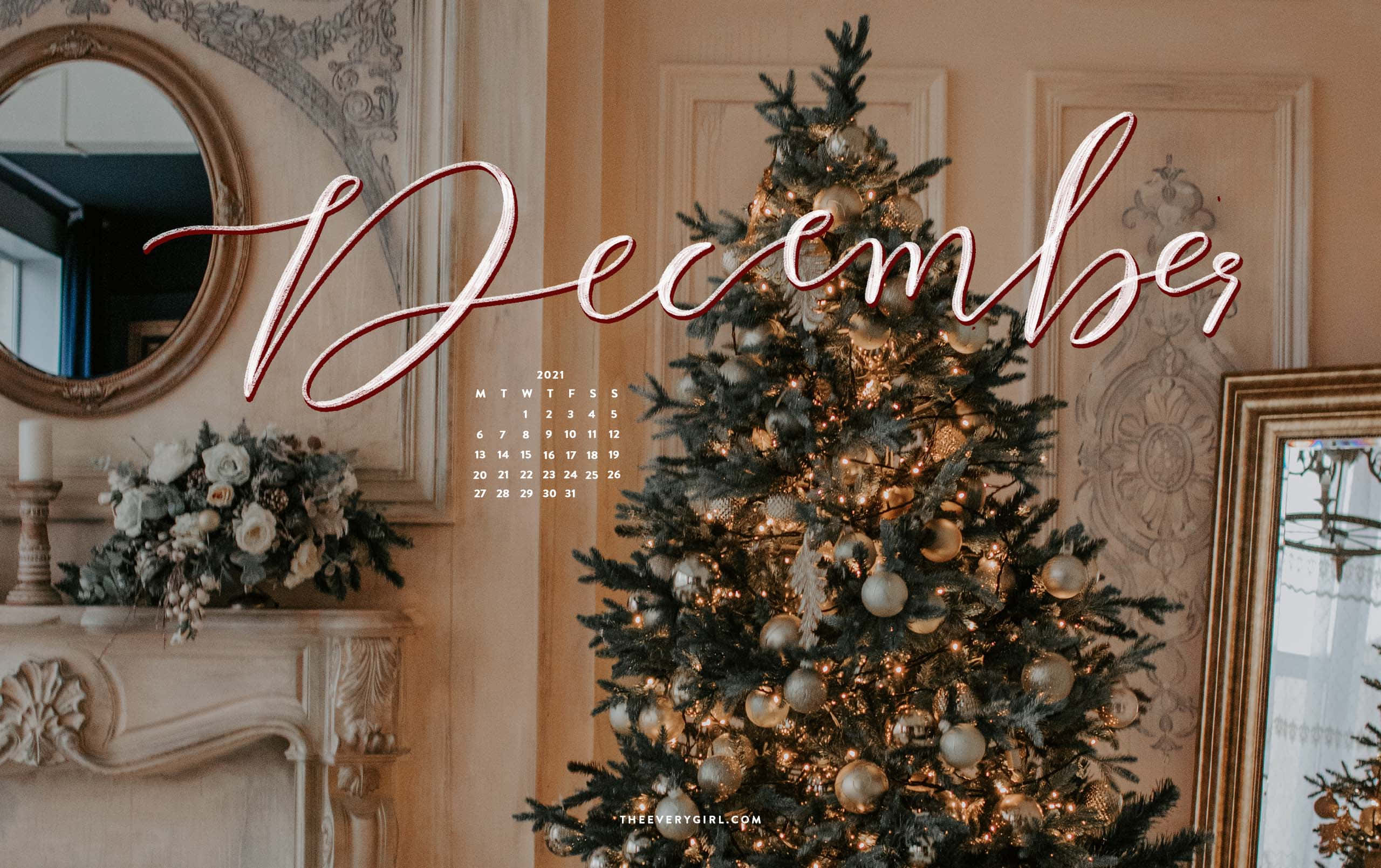 Cute December 桌布 壁紙 — 一棵溫暖照明的聖誕樹，飾有金色裝飾品和仙女燈，旁邊是裝飾華麗的壁爐架，上面有花卉佈置和十二月日曆。