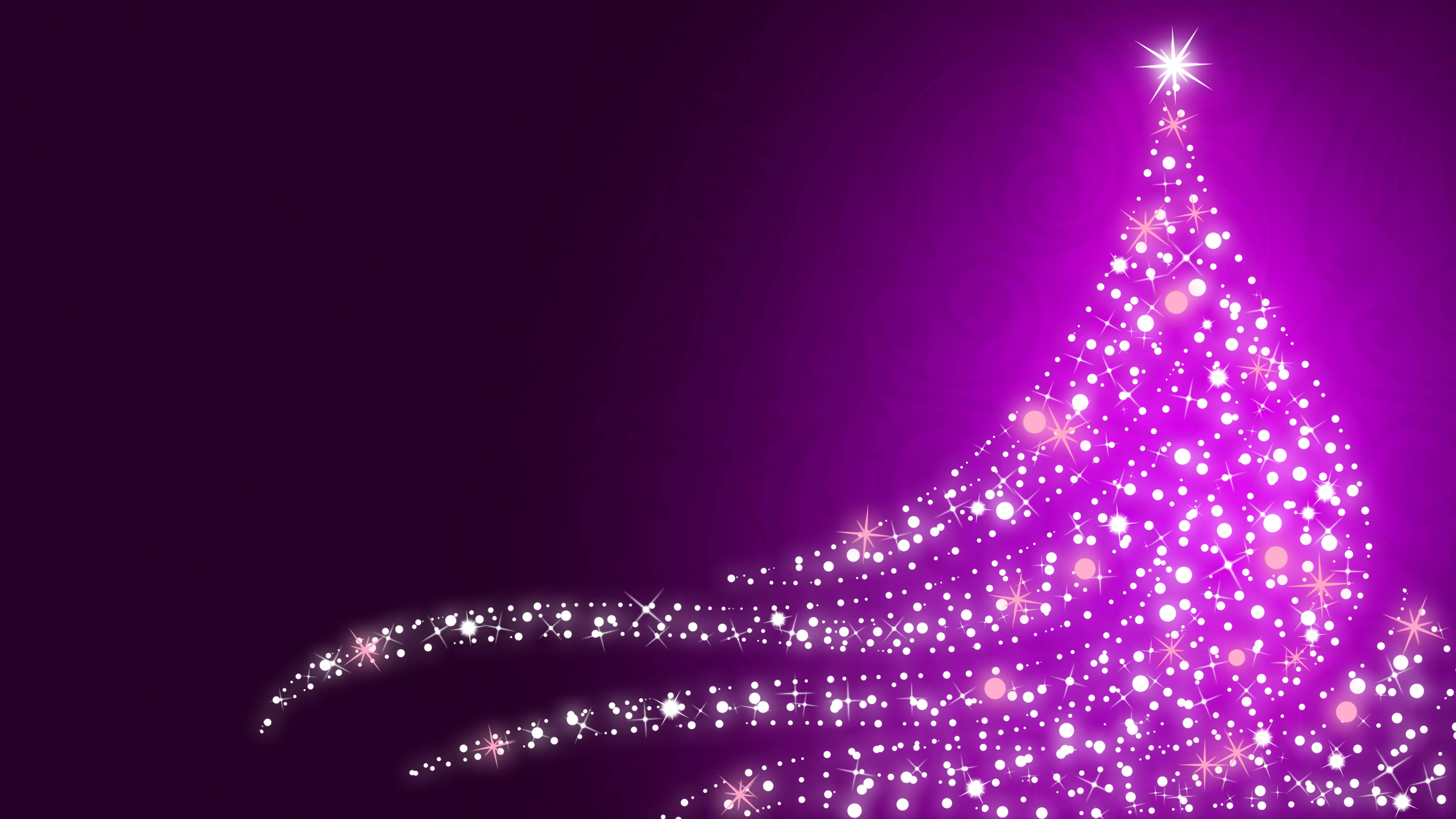 8K 聖誕節 桌布 壁紙 — 一棵由閃爍燈光組成的紫色聖誕樹，在深洋紅色背景上閃耀著光芒。
